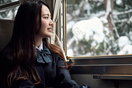 高中女生少女放学采取火车的高中女孩图片