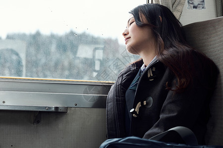 早晨亚洲人生活采取火车的高中女孩图片