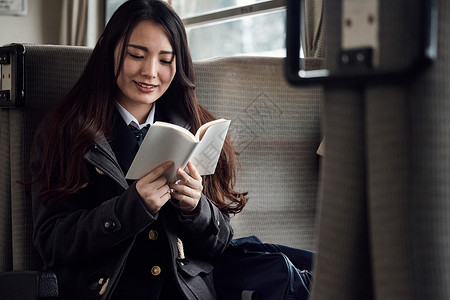 回家的路胸像学校通勤采取火车的高中女孩图片