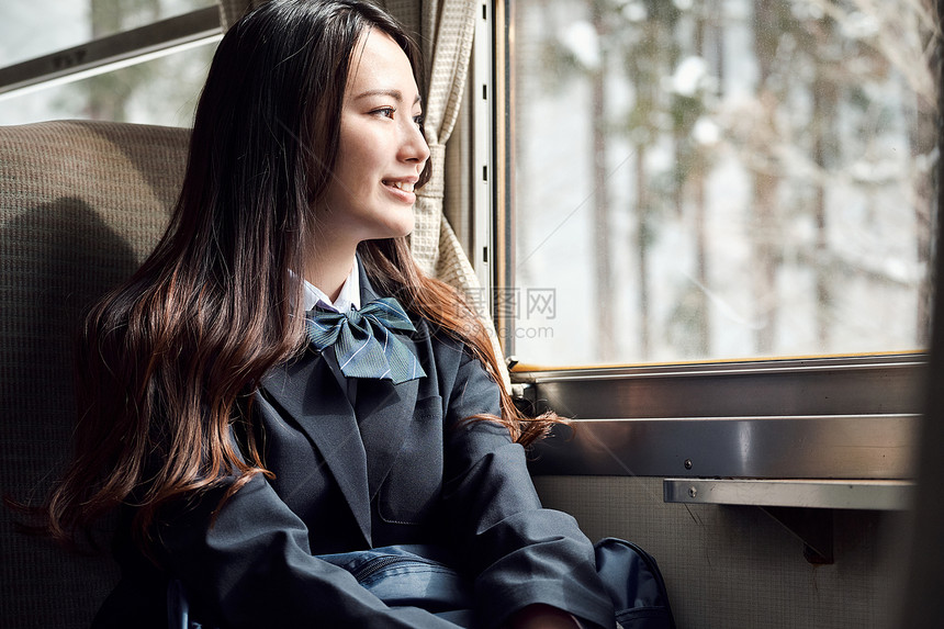 半身照乘青春采取火车的高中女孩图片