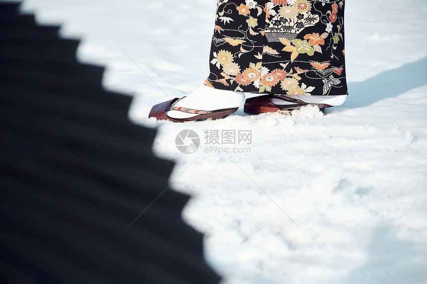 精美日本可爱站立在雪的和服妇女图片
