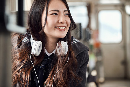 熬一宿年轻的女孩乡村一人采取火车的高中女孩背景