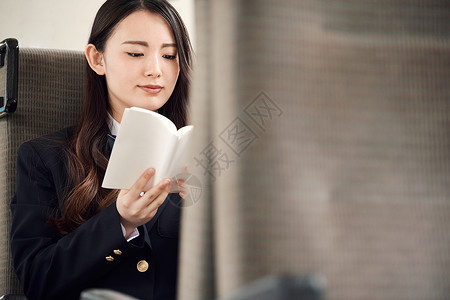 年轻人雪国放学采取火车的高中女孩图片