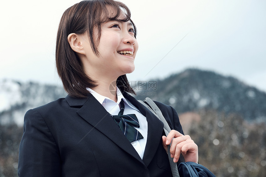 日本人笑容上学高中女孩在多雪的图片