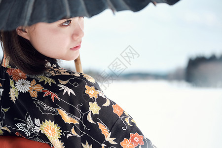女少女雪国站立在雪的和服妇女图片
