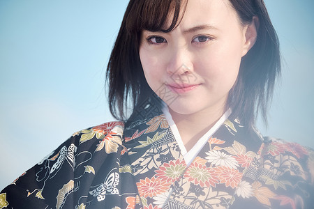 二十多岁一人日式服装站立在雪的和服妇女图片
