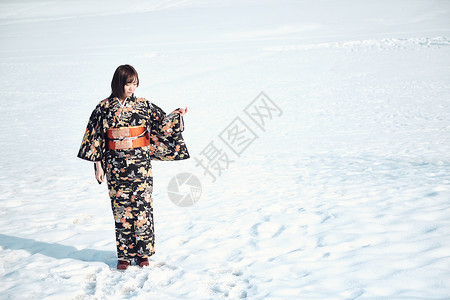 留白美女新春站立在雪的和服妇女图片