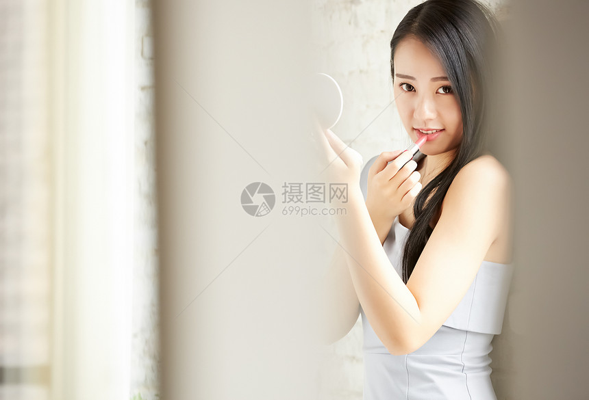 涂抹口红的美妆女性图片