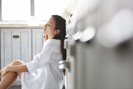 生机勃勃生活室内女人放松图片