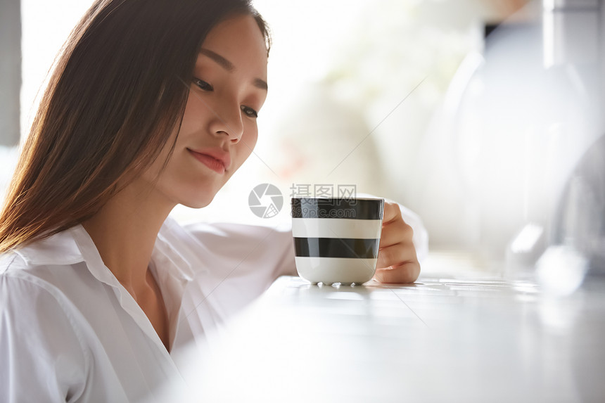 美容术人物户内女人放松图片