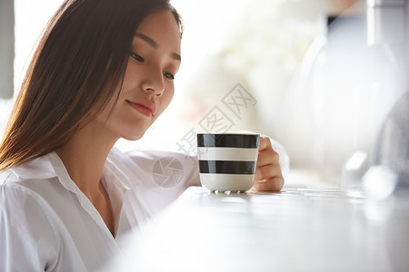 美容术人物户内女人放松图片