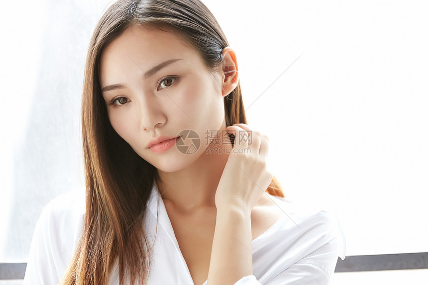 肖像中华民族窗边女人放松图片