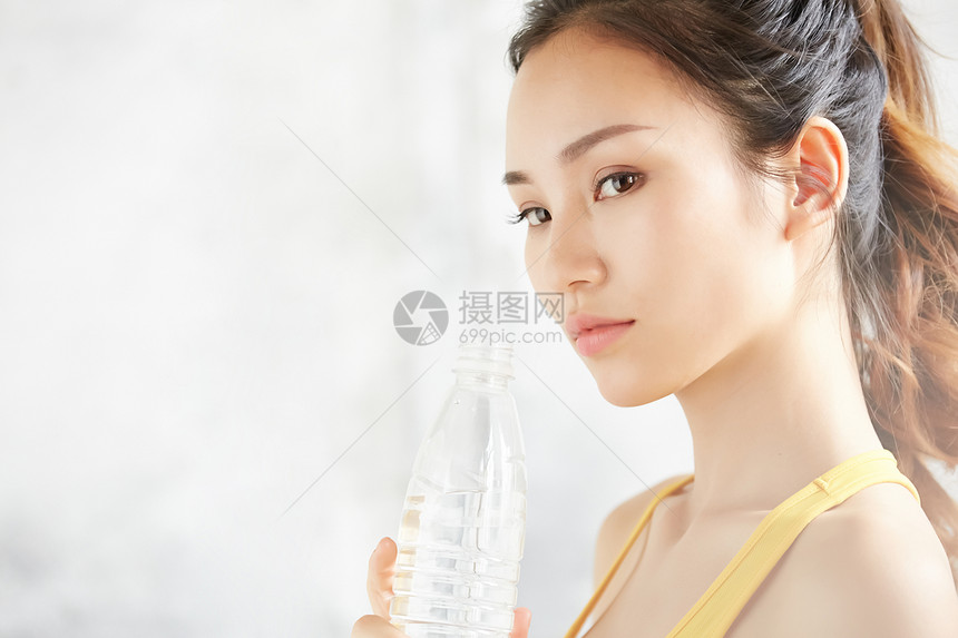 运动女性拿着水瓶图片