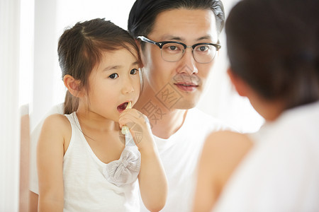 父亲贴心照顾可爱的小女儿刷牙图片