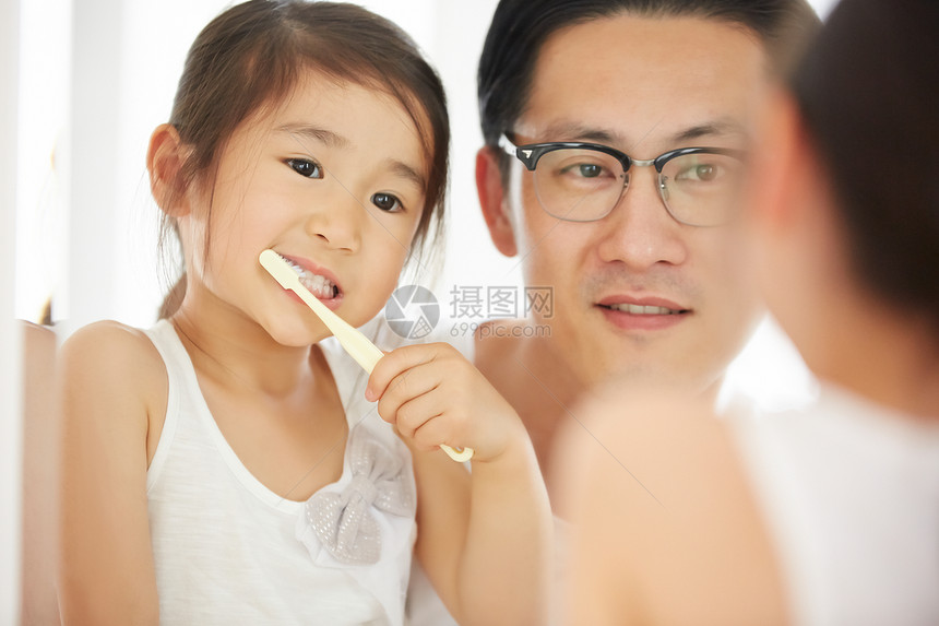 父亲贴心照顾可爱的小女儿刷牙图片