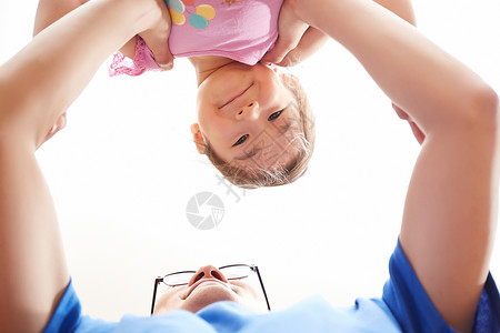假日父亲和女儿开心的玩图片