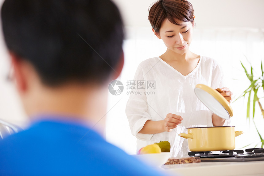 欣赏室内妻子开心烹饪图片