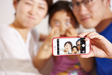 幸福快乐的一家人自拍图片