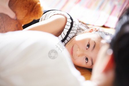 户内家庭睡在一起父亲和女儿玩图片