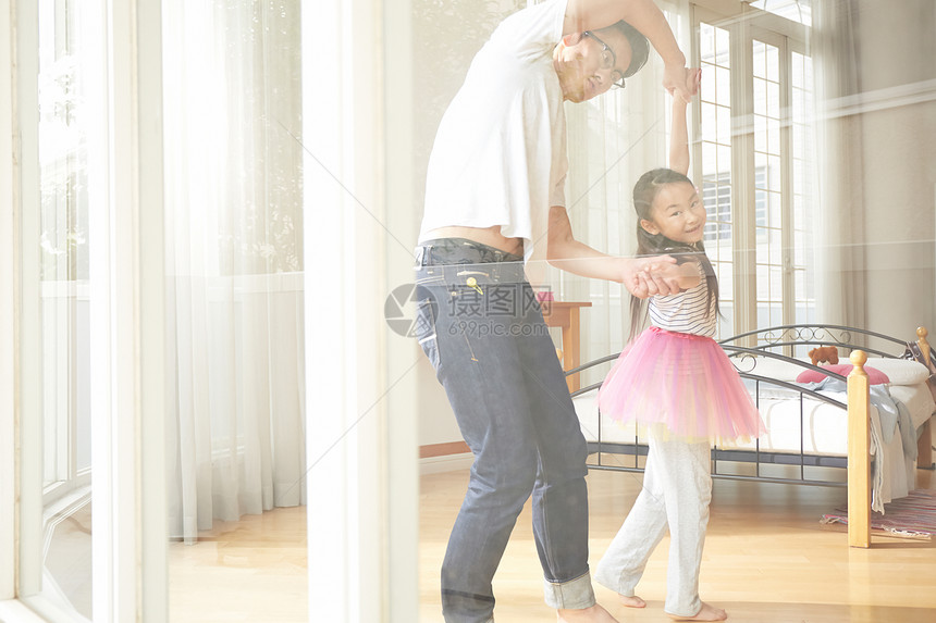 室内爸爸陪女儿玩跳芭蕾图片