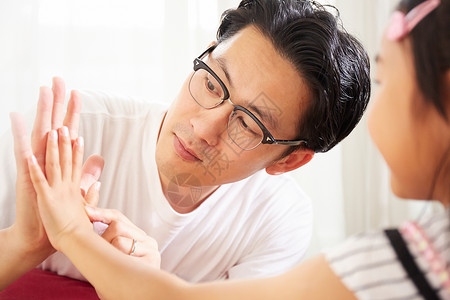 爸爸与女儿比手掌大小高清图片