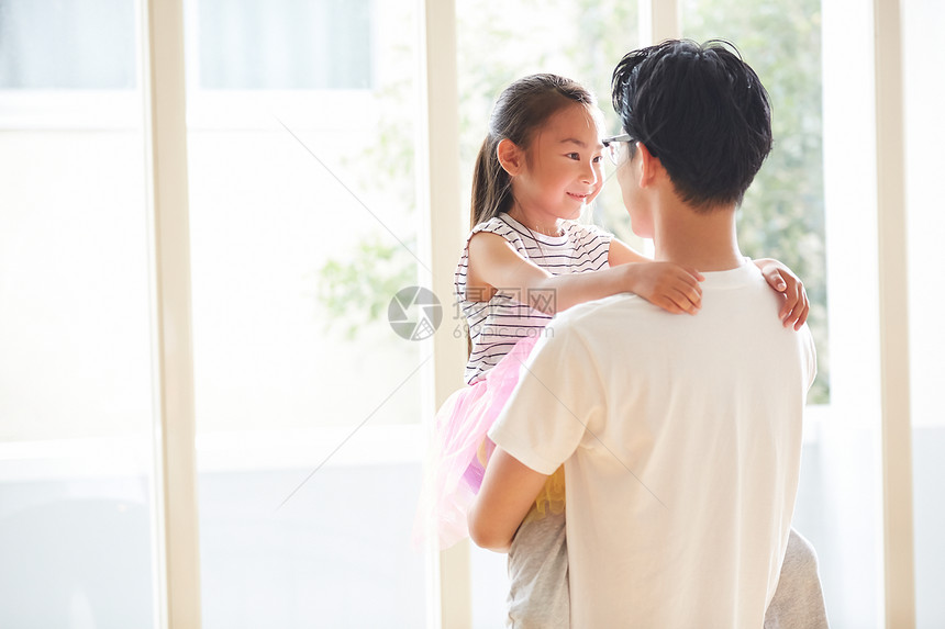 爸爸在窗边抱着可爱的女儿图片