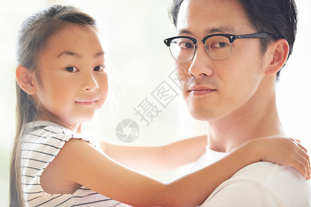 爸爸与女儿面对面形象图片