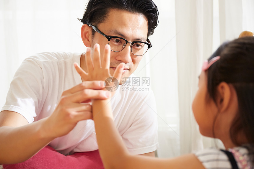 年轻父亲和女儿玩耍图片