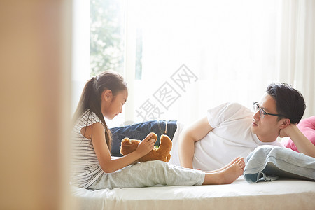 父亲和女儿玩耍图片