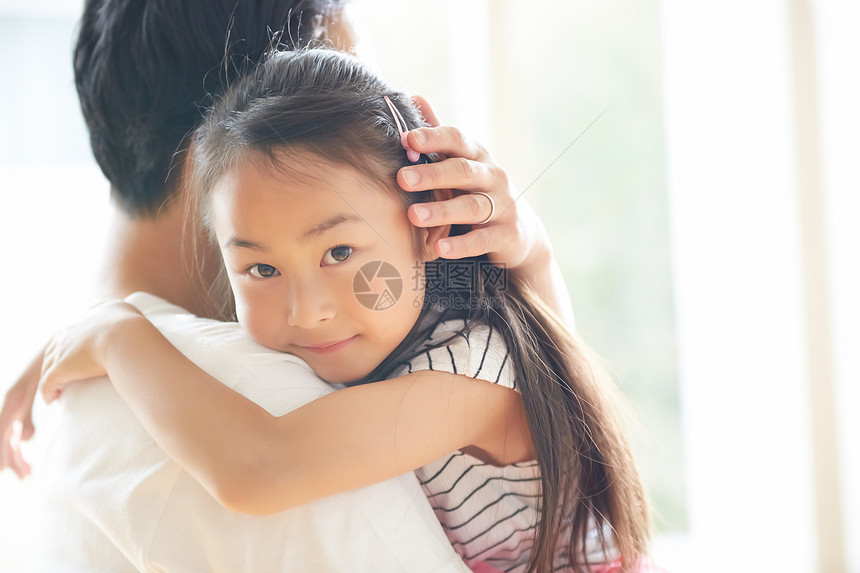 拥抱的父亲和女儿图片