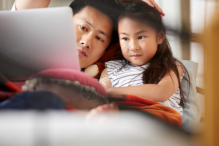 父亲和女儿看笔记本电脑的父女图片