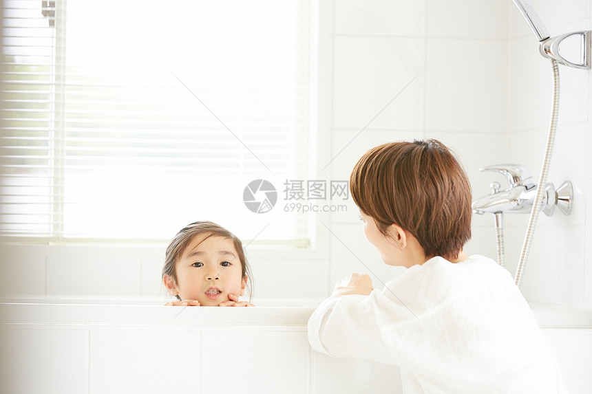 妈妈在给女儿洗澡图片
