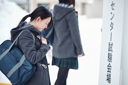 准备参加升学考试的女学生在祈祷图片