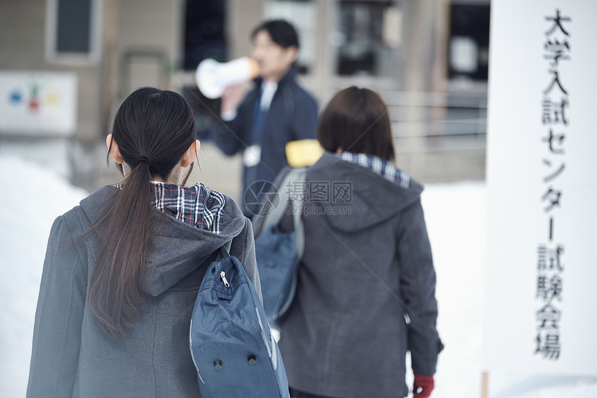 准备参加升学考试的女学生图片