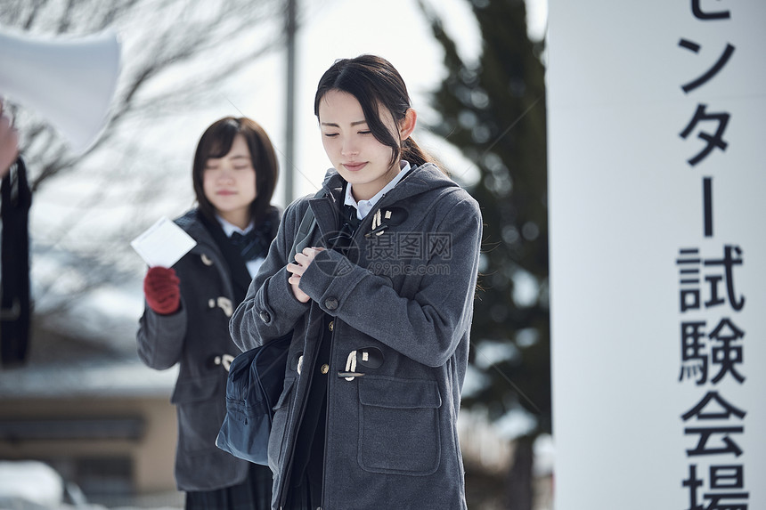 准备参加升学考试的女学生图片