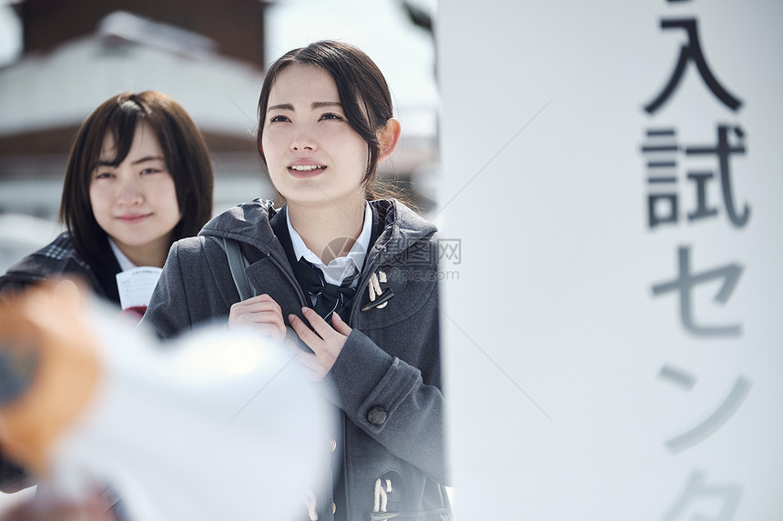 高中女孩参加考试图片