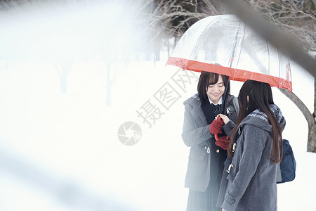 雪地里的女高中生图片