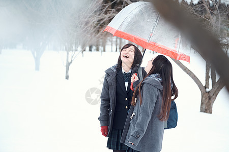 站在雪地上的女性图片