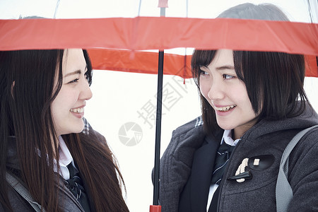 撑着伞的高中女孩图片
