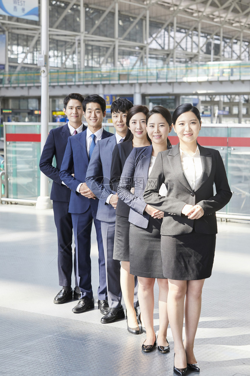 机场内的年轻商务团队图片