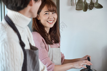 男人和女人在厨房里做饭图片