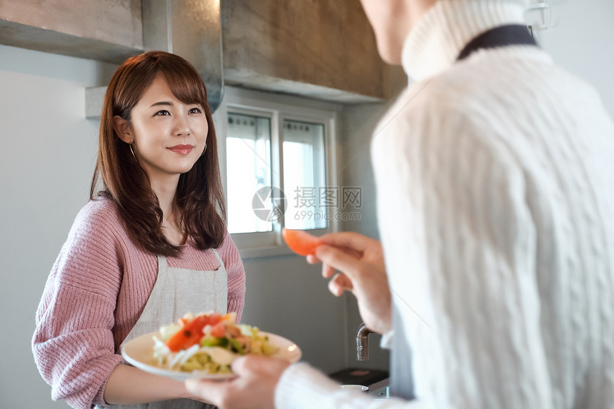 男人和女人在厨房里做饭图片