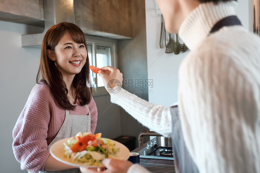 男人和女人在厨房里做饭图片