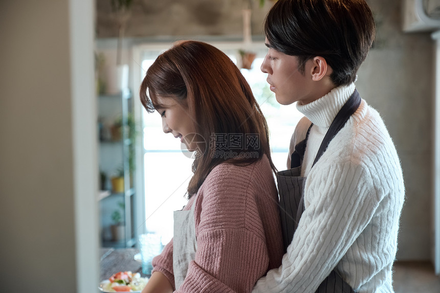 男人和女人在厨房里做饭图片