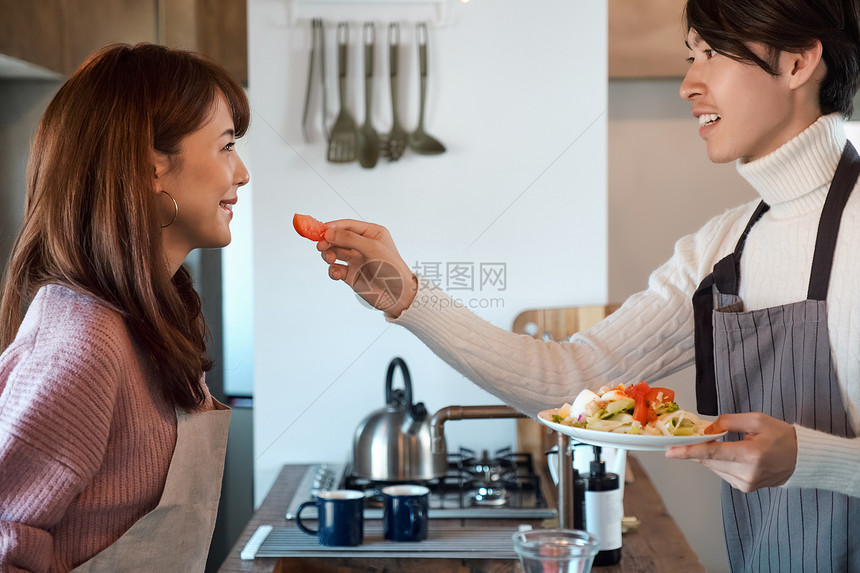 在厨房里做饭的情侣图片