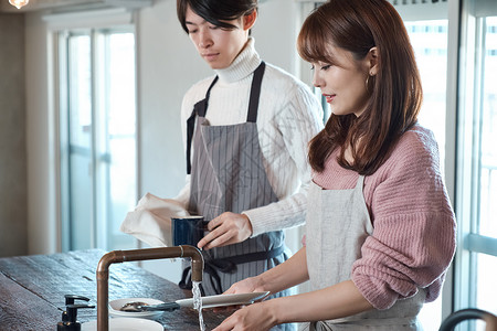 在厨房里做饭的情侣图片