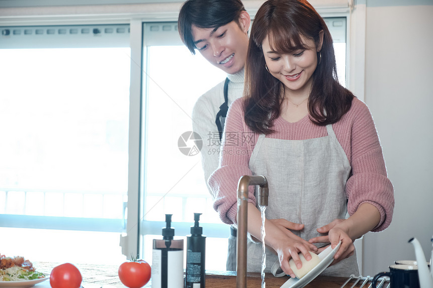 在厨房里做饭的情侣图片