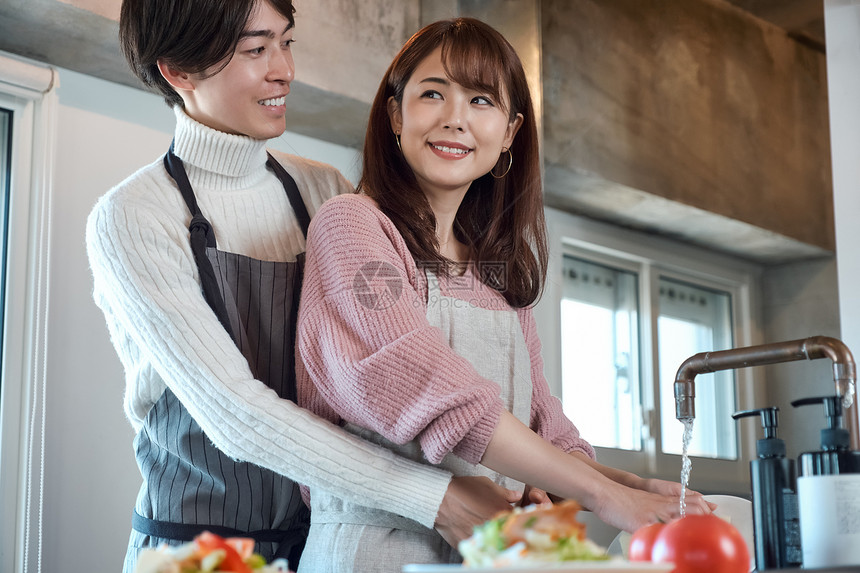 在厨房里做饭的情侣图片