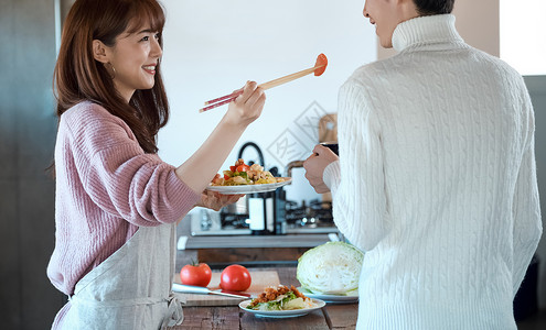 恩爱夫妇居家在厨房做饭图片