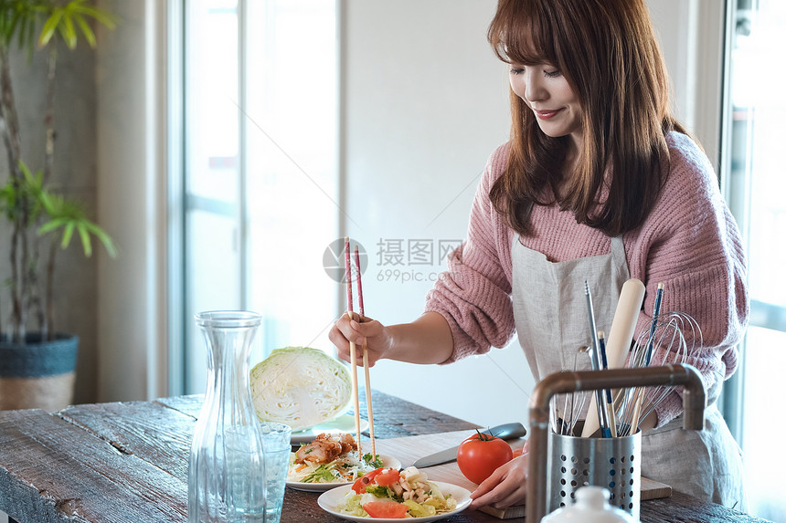 在厨房里的妇女图片